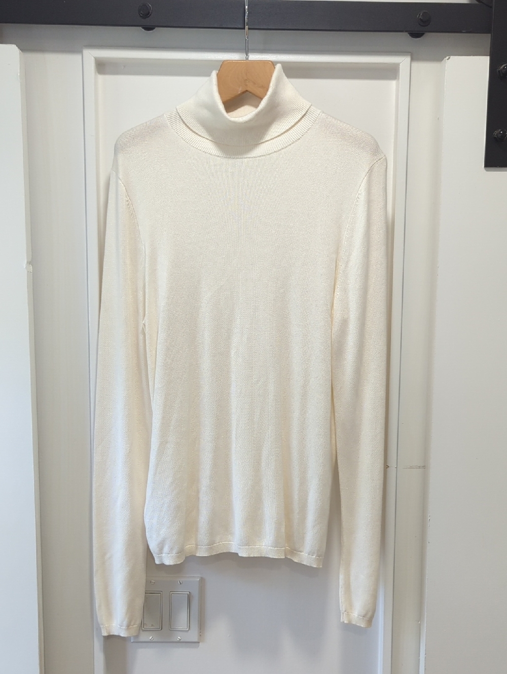 Ann Taylor Cream Classic Lightweight Knit Turtleneck Sweater Size Medium
